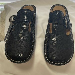 Croft & Barrow Leather Clogs